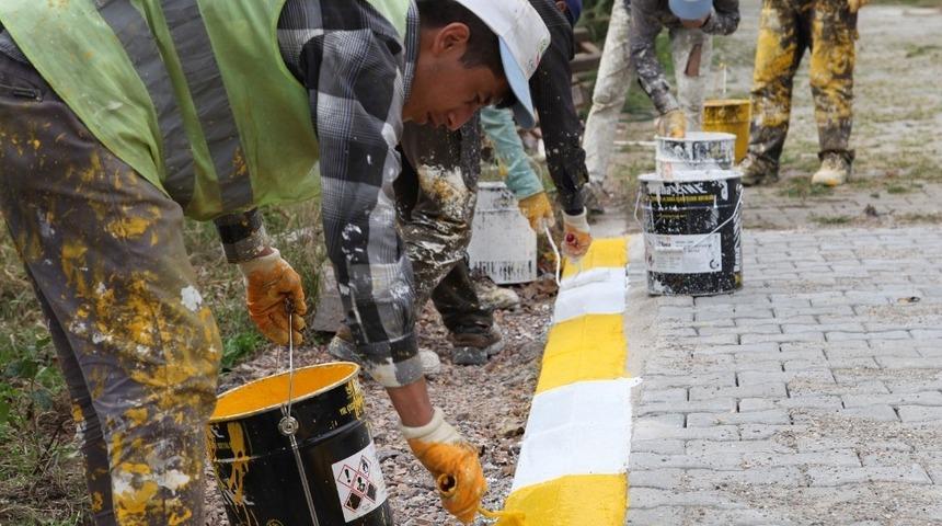 Başiskele&rsquo;de kaldırım bord&uuml;rleri boyanıyor