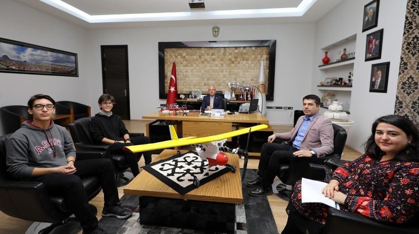 TEKNOFEST&rsquo;e katılan Dumlupınar Bilim ve Sanat Merkezi takımından Başkan &Ccedil;oban&rsquo;a ziyaret