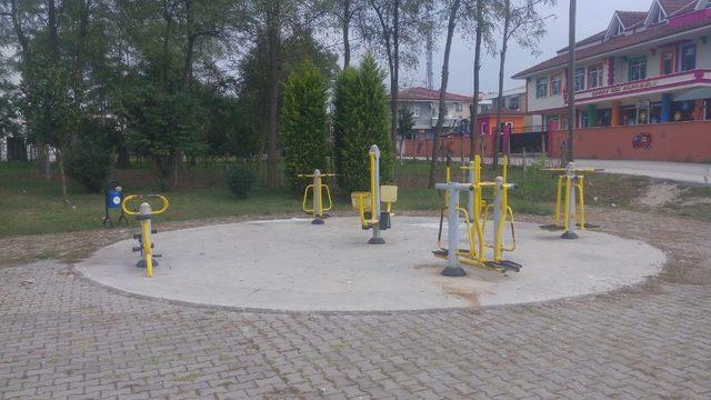 Düzce’de parklarda bakım çalışması yapılıyor