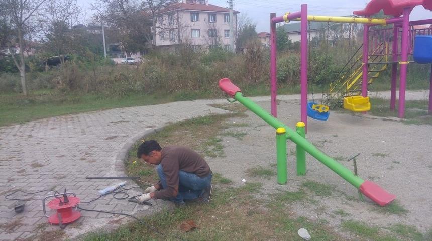 D&uuml;zce&rsquo;de parklarda bakım &ccedil;alışması yapılıyor