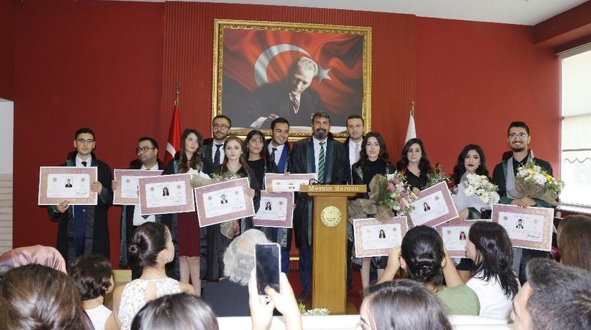 Mersin&rsquo;de 12 stajyer avukat yemin edip c&uuml;ppe giydi