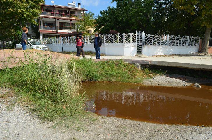 Rengi kızıla dönen dere mahalleliyi tedirgin etti G1