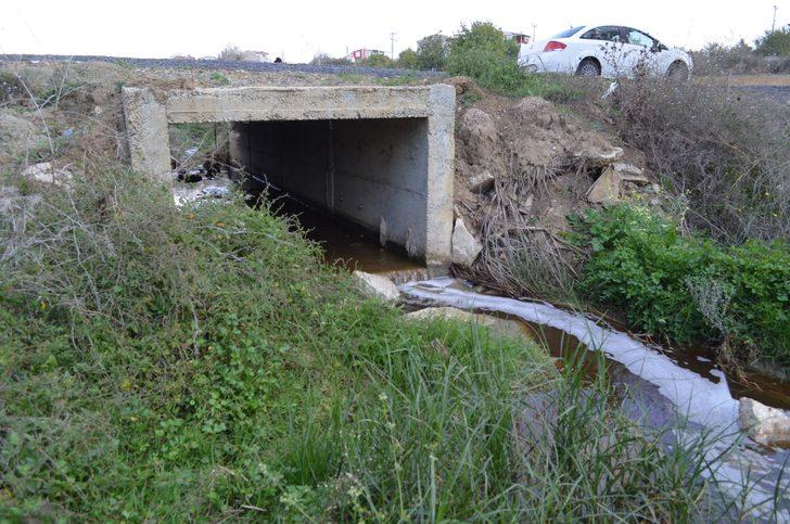 Rengi kızıla dönen dere mahalleliyi tedirgin etti G3
