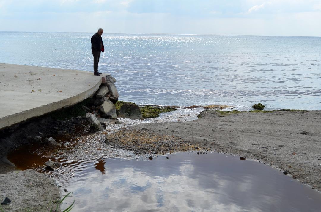 Rengi kızıla d&ouml;nen dere mahalleliyi tedirgin etti