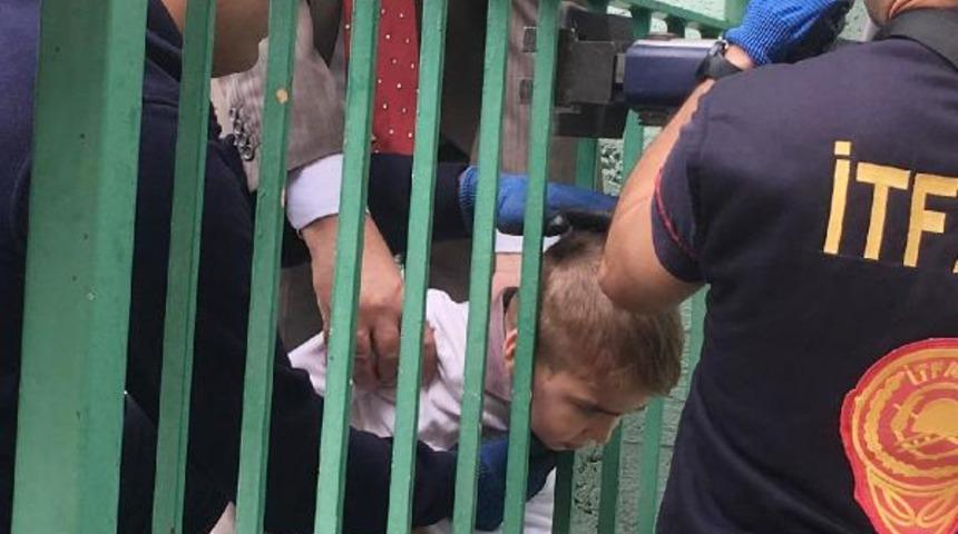 İzmit'te bir okulda şoke eden olay: Arkadaşıyla oynarken, başını korkuluklara sıkıştırdı!