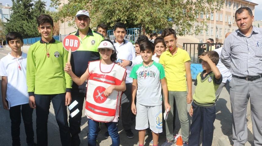 Okul trafik ge&ccedil;it g&ouml;revlileri iş başında