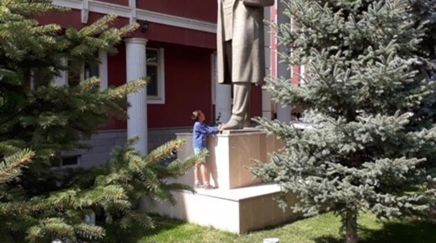 Buğra&rsquo;nın gururlandıran Atat&uuml;rk Sevgisine Vali Akın&rsquo;dan takdir