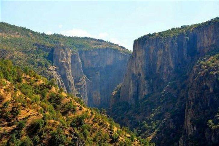 Defineciler doğa harikası kanyonu ve tarihi kiliseyi tarumar etti  G1