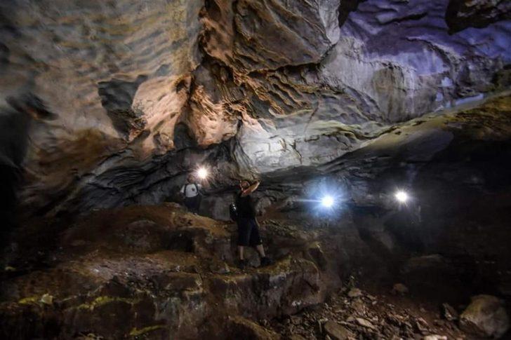 Defineciler doğa harikası kanyonu ve tarihi kiliseyi tarumar etti  G3