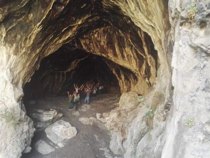 Defineciler doğa harikası kanyonu ve tarihi kiliseyi tarumar etti  G4