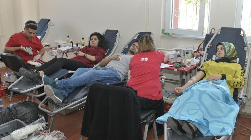 KM&Uuml;&rsquo;l&uuml; &ouml;ğrencilerden kan bağışı