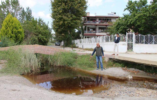 Tekirdağ'da 'kızıl' akmaya başlayan dereye inceleme