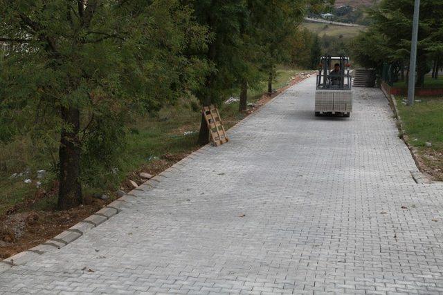 Başiskele’de parke yol çalışmaları sürüyor