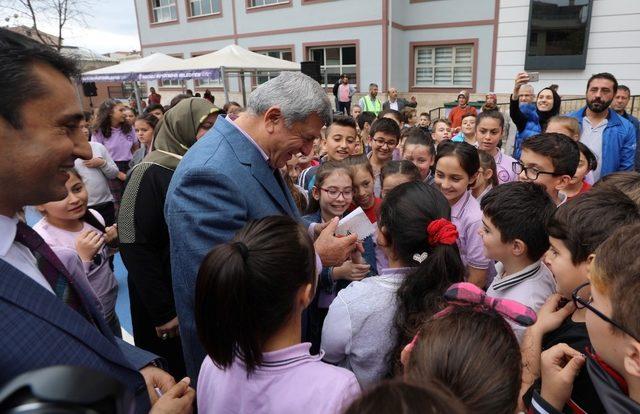 Başkan Karaosmanoğlu, öğrencilerle kitap okudu