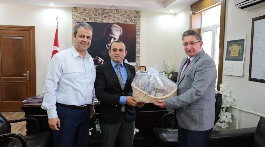 NTO Başkanı Arslan, Bozdoğan Kaymakamı Can&rsquo;a &rsquo;uzun yaşam sepeti&lsquo; hediye etti