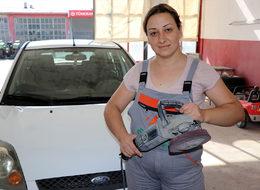 Onu gören şaşırıyor!  Sanayi sitesinin kadın oto boyacısı