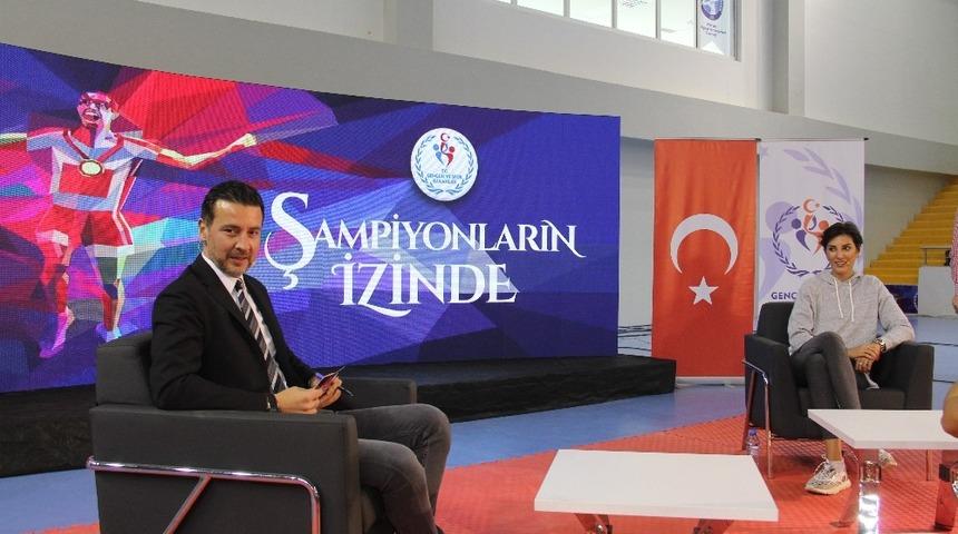 Milli Voleybolcu Neslihan Demir G&uuml;ler gen&ccedil; sporcularla buluştu