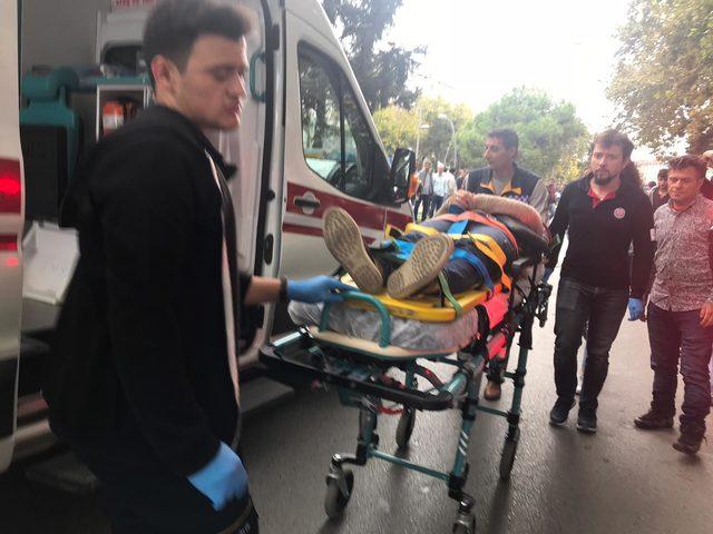 Dolmuş s&uuml;r&uuml;c&uuml;s&uuml;, yayalara &ccedil;arpmamak i&ccedil;in fren yapınca 3 ara&ccedil; birbirine girdi 1