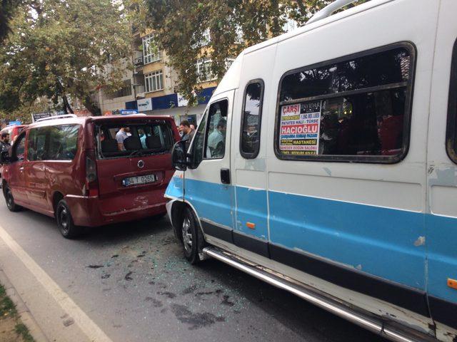 Dolmuş s&uuml;r&uuml;c&uuml;s&uuml;, yayalara &ccedil;arpmamak i&ccedil;in fren yapınca 3 ara&ccedil; birbirine girdi 3