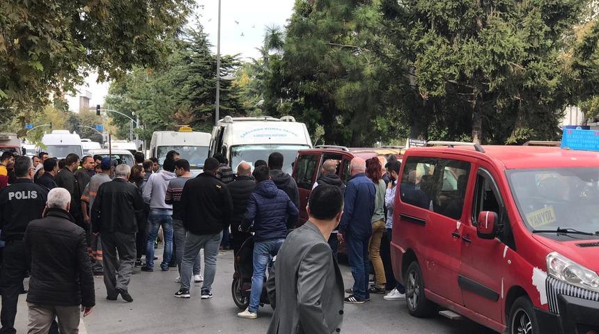 Dolmuş s&uuml;r&uuml;c&uuml;s&uuml;, yayalara &ccedil;arpmamak i&ccedil;in fren yapınca 3 ara&ccedil; birbirine girdi