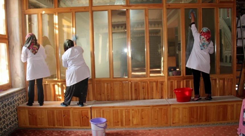 Develi&rsquo;de cami temizlikleri devam ediyor