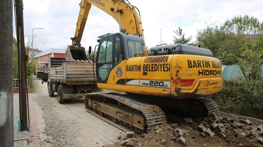 Yol ve kaldırım hazırlıkları başladı