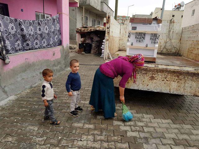 Kurtalan'da, evlerinin önündeki sokağı temizleyen kadınlara beyaz eşya