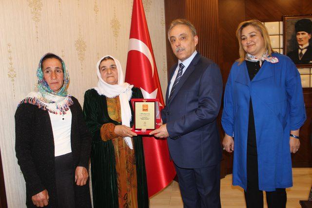 Vali Toprak, Bitlis'teki peynir fuarında derece alan kadın üreticileri ödüllendirdi