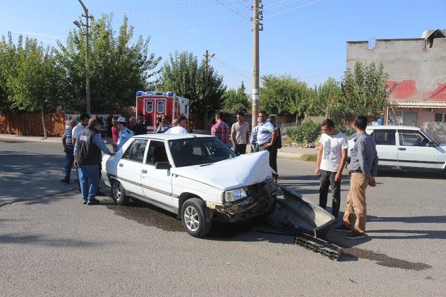 Otomobille çarpışan minibüs devrildi: 2 Yaralı