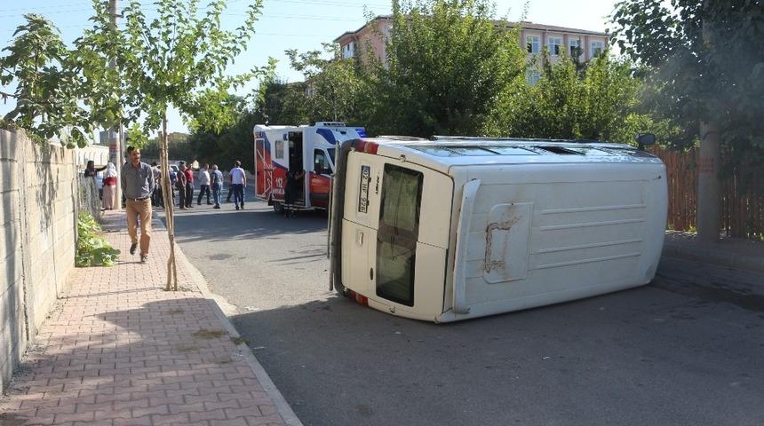 Otomobille çarpışan minibüs devrildi: 2 Yaralı