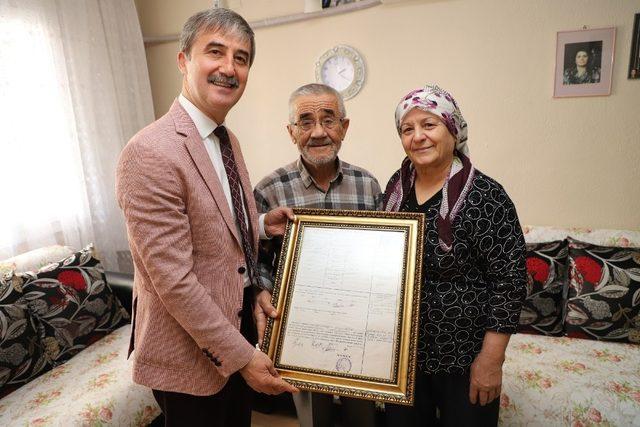 Başkan Şirin’den 50 yıllık evli çifte çerçeveli evlenme kütüğü hediyesi