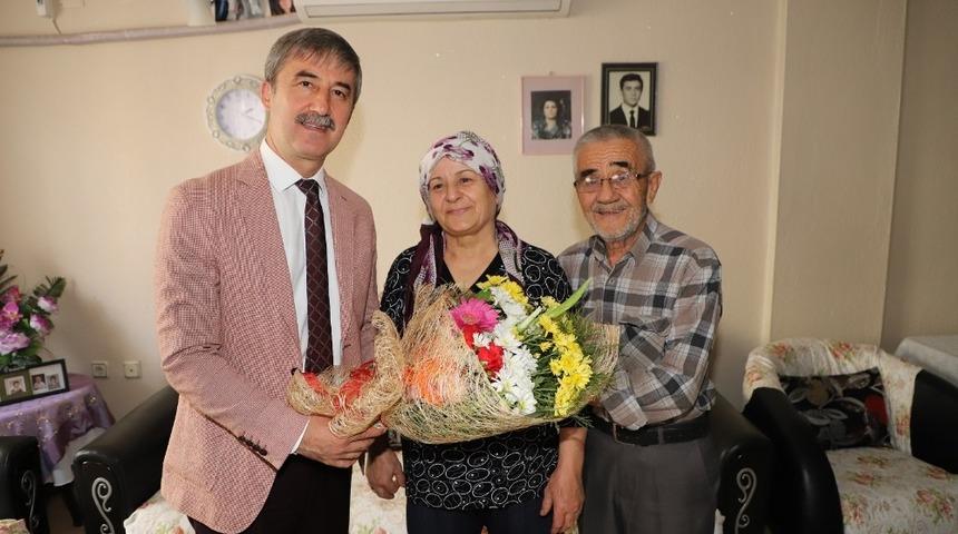 Başkan Şirin&rsquo;den 50 yıllık evli &ccedil;ifte &ccedil;er&ccedil;eveli evlenme k&uuml;t&uuml;ğ&uuml; hediyesi