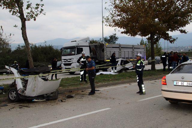 Ortadan ikiye bölünen otomobilin sürücüsü öldü