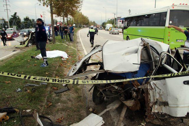 Ortadan ikiye bölünen otomobilin sürücüsü öldü