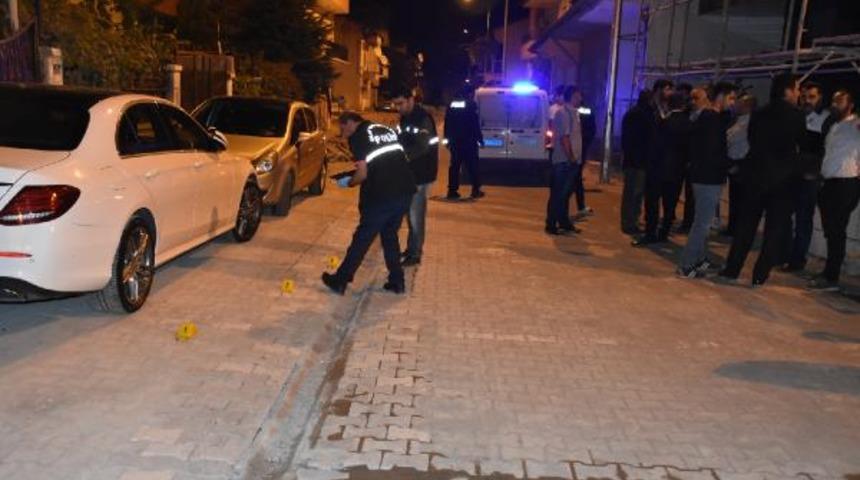 Eşiyle kavgasına komşuları tepki gösterince sokakta dehşet saçtı