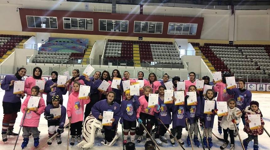 D&uuml;nya Kızları Buz Hokeyi G&uuml;n&uuml; Kutlandı