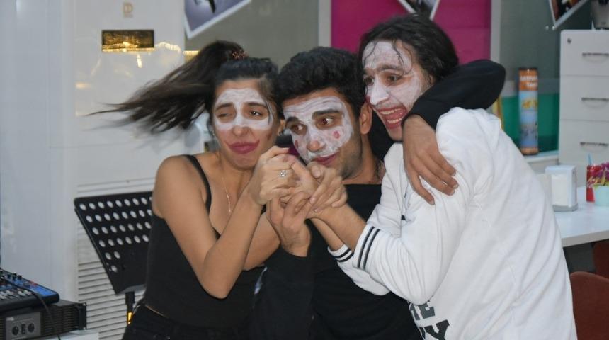 Engelsiz Kafe&rsquo;de tiyatro keyfi