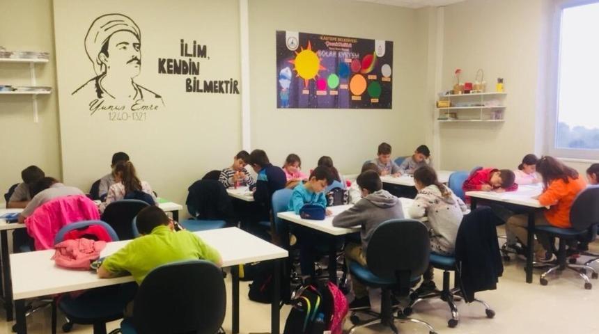 Bilgi Evi öğrencileri geleceğe okuyarak hazırlanıyor