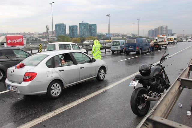 Bakırköy'de motosiklet sürücüsü kaza yaptı