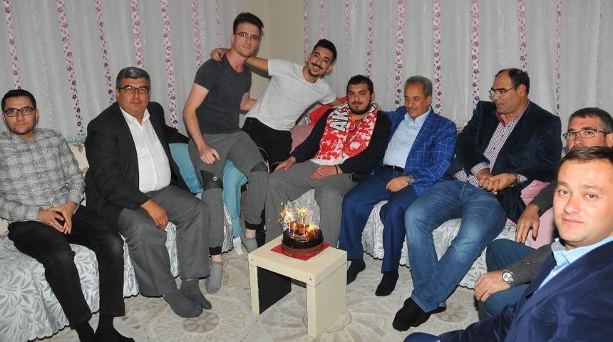 Başkan Akkaya&rsquo;dan engelli gence doğum g&uuml;n&uuml; s&uuml;rprizi