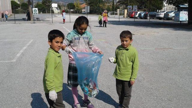 Çevre temizliğinin önemine dikkat çekmek için çöp topladı