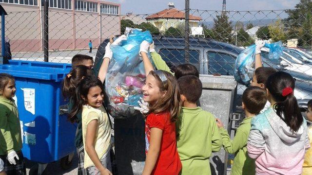 Çevre temizliğinin önemine dikkat çekmek için çöp topladı