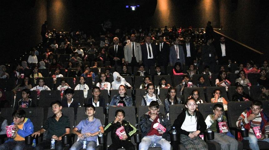 Van&rsquo;da 25 bin &ouml;ğrenci sinema ile buluşuyor