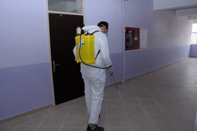 Belediye okullarda dezenfekte çalışmaları yapıyor