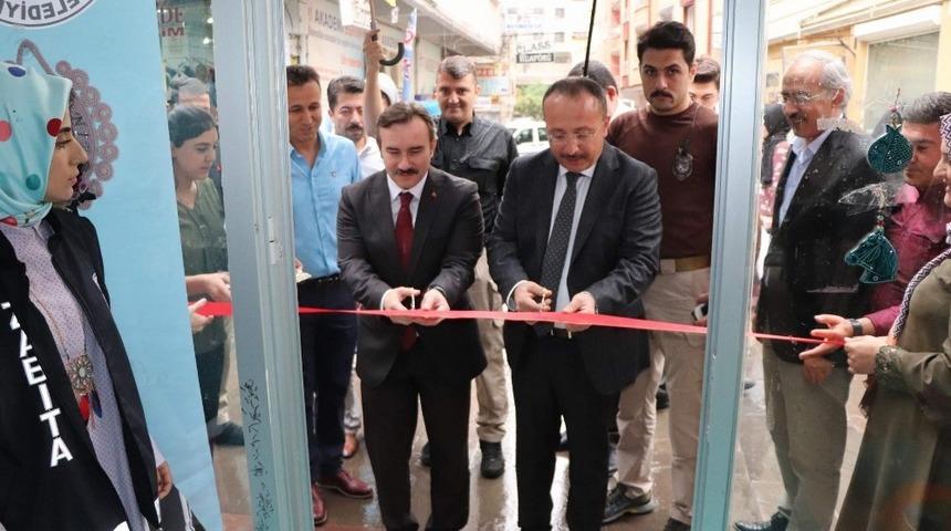 Kayyum destekledi kadınlar sergiledi