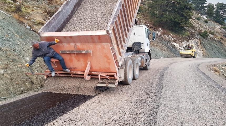 Koşdavut Yaylası’nda asfaltlama çalışması