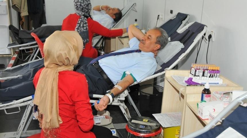 Başkan Akkaya ve belediye personeli kan bağışı yaptı