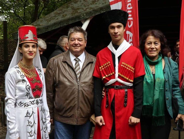 Kuşadalı gençler, Marl ve Kuşadası için barış güvercini çizdi G2