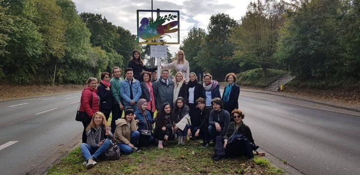 Kuşadalı gençler, Marl ve Kuşadası için barış güvercini çizdi G5