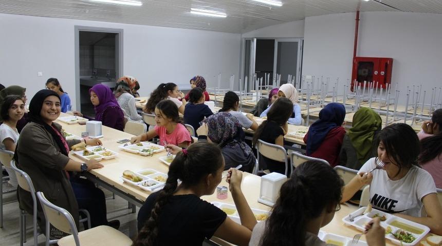 Finike &Ccedil;ocuk ve Gen&ccedil;lik Evi &ouml;ğrencilerini ağırlıyor